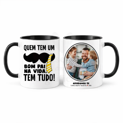 Caneca branca com ilustração e texto em preto, interior e pega pretos, com foto personalizada de pai e filhos