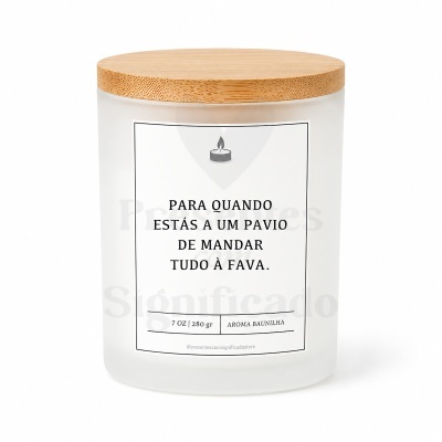 Vela decorativa em vidro fosco com tampa de madeira e texto em português no rótulo.