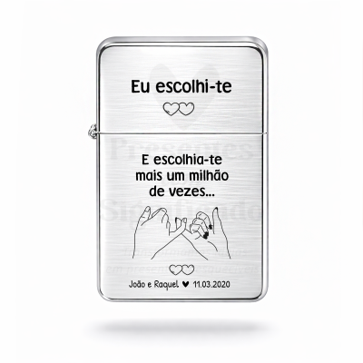 Isqueiro metálico prateado com mensagem de amor e ilustração de mãos entrelaçadas.