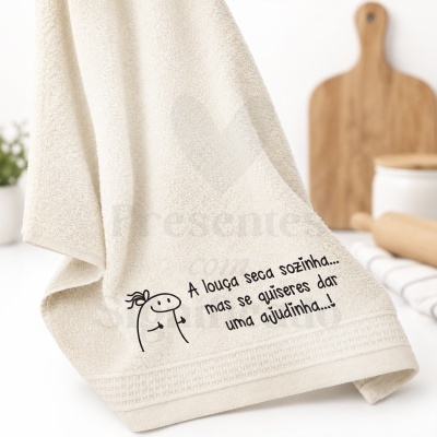 Toalha de cozinha bege com desenho e texto em preto