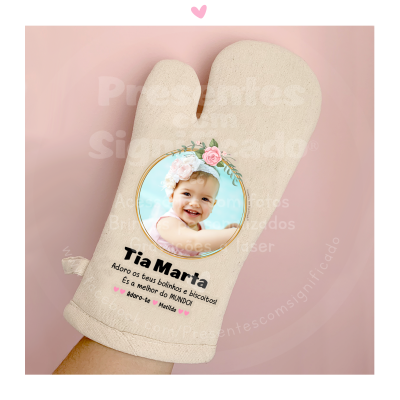 Luvas de forno bege com foto de criança e texto personalizado Tia Marta