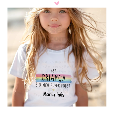 Camisola branca para criança com texto colorido e personalizado 