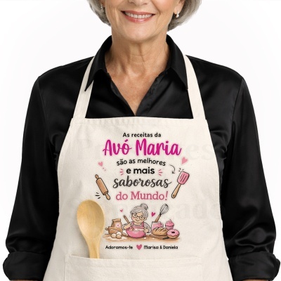 Avental bege com texto e ilustração de cozinha, usado por pessoa com camisa preta e colher de madeira no bolso