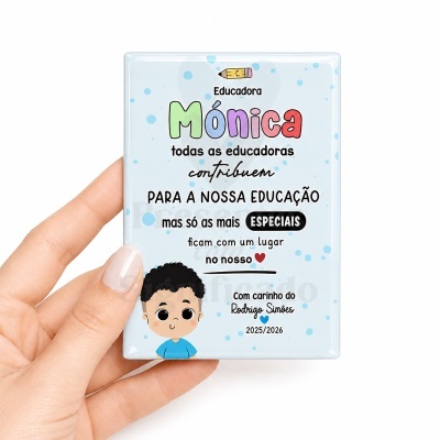 Placa azul clara com texto colorido e desenho de criança