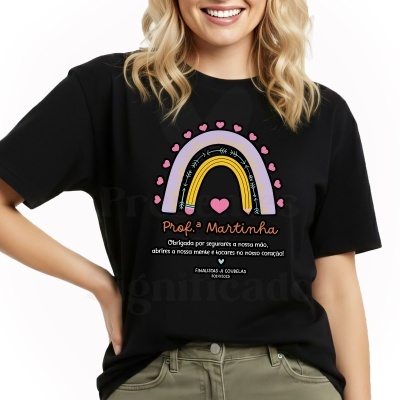 T-shirt preta com arco-íris colorido e texto de agradecimento à professora Martinha