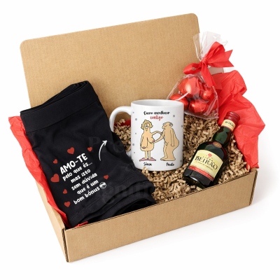 Caixa de prenda com cuecas, caneca, garrafa de bebida e bombons