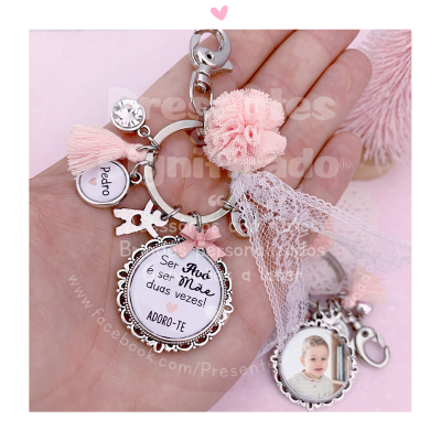 Chaveiro prateado com pendentes rosa e texto em português, incluindo nome Pedro e foto de bebé.