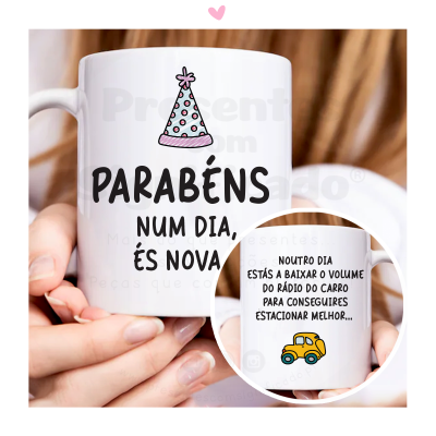 Caneca branca com textos e imagens coloridas de festa e carro, segurada por mãos femininas.