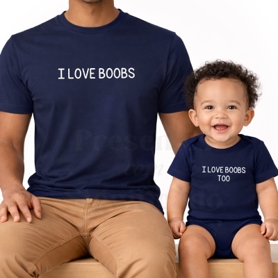 Homem e bebé sentados com camisolas azuis com texto em branco