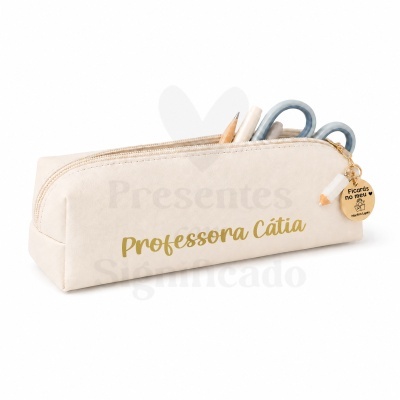 Estojo branco personalizado com texto dourado e pendente dourado