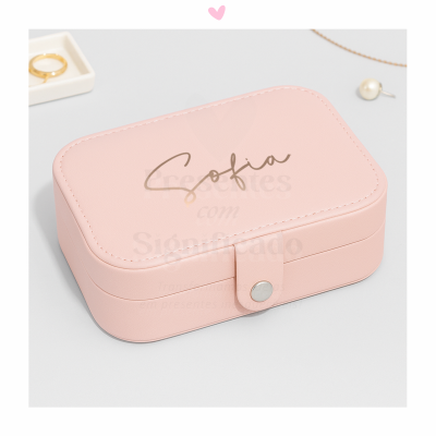 Caixa organizadora rosa com a palavra Sofia na tampa e acessórios de joalharia ao fundo.