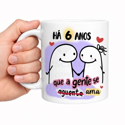 Caneca branca com ilustração e texto em português sobre amor e união.