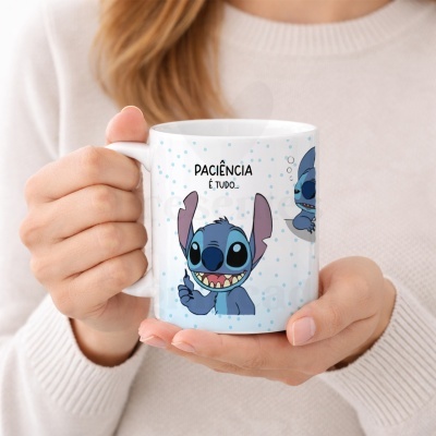 Caneca branca com desenhos do personagem Stitch e texto PACIÊNCIA É TUDO...