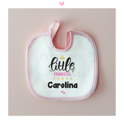 Babete de bebé branco com borda rosa e texto 'little PRINCESS Carolina'