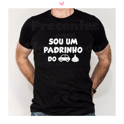 Homem a usar t-shirt preta com texto branco e ícones de carro e alho