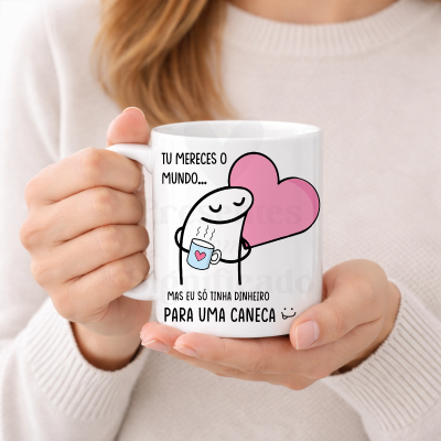 Caneca branca com desenho de boneco e coração rosa com texto em português.