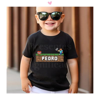 Camiseta preta para criança com estampa videojogo e nome PEDRO, menino com óculos de sol