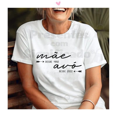 T-shirt branca com texto 'mãe desde 1992' e 'avó desde 2022' em preto