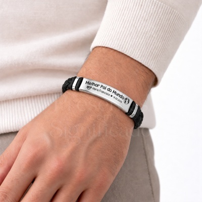 Pulseira de couro preta com placa metálica prateada gravada com mensagem para pai