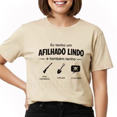 T-shirt bege com texto preto humorístico em português e ícones de caçadeira, pá e caveira