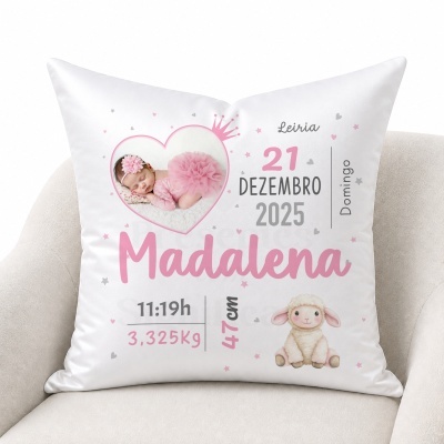 Almofada branca com dados de nascimento de bebé e foto dentro de coração cor-de-rosa.