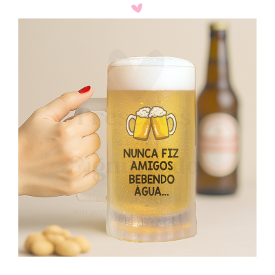 Caneca de cerveja com texto em português e duas canecas desenhadas brindando.
