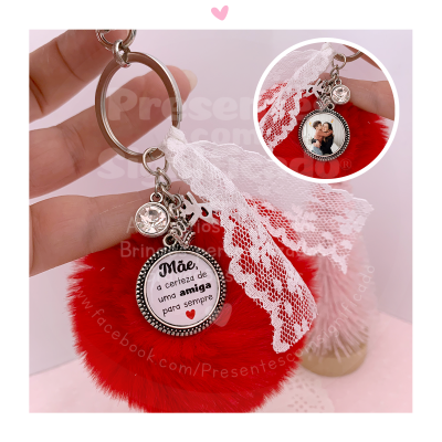 Porta-chaves com pendentes redondos, frase e foto, laço branco de renda, pompom vermelho