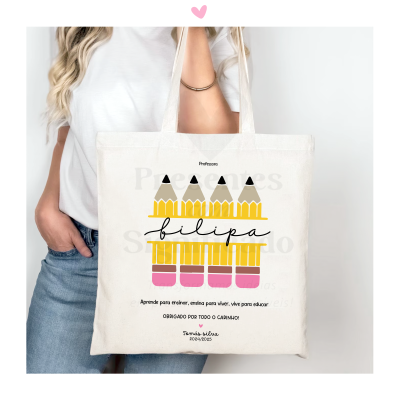 Mala de tecido creme para professora com design de lápis e texto personalizado