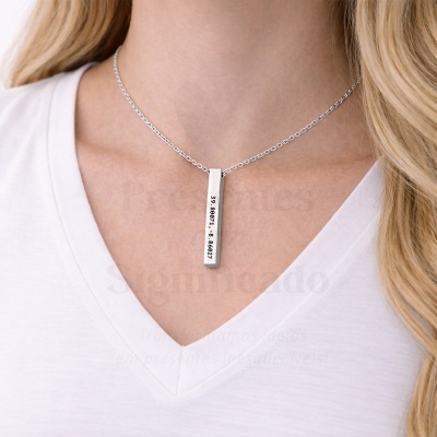 Colar com pendente retangular prateado e números gravados