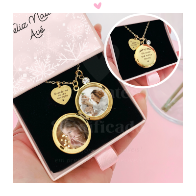 Colar dourado com medalhão e coração num estojo rosa decorado com flocos de neve