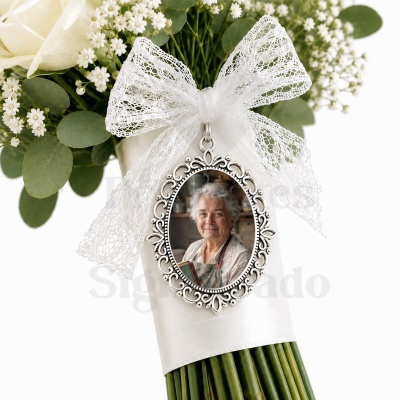 Ramo de flores com fotografia em moldura prateada e laço de renda branca