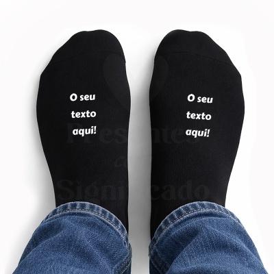 Meias pretas com texto em português usadas por pessoa com calças de ganga azul