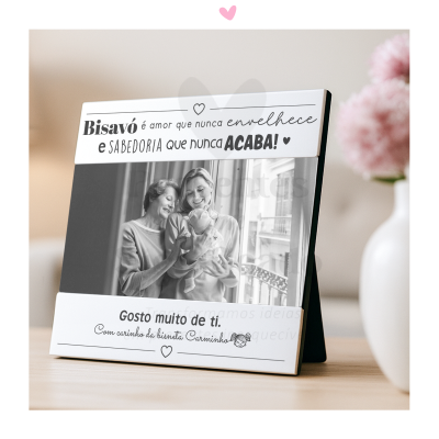 Moldura de foto branca com texto em português e fotografia preto e branco de duas mulheres e um bebé