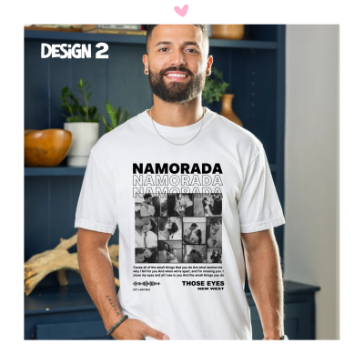 T-shirt branca com design gráfico e texto em preto usada por homem num interior