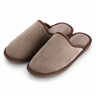 Chinelos cinzentos claros com bordas castanhas, textura suave