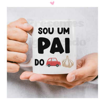 Caneca branca com texto e imagens, segurada por duas mãos