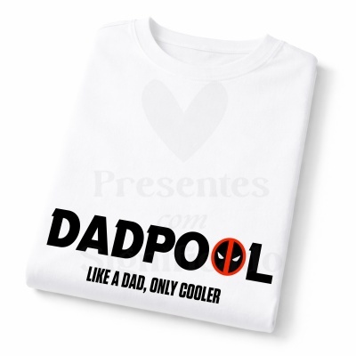 T-shirt branca com texto DADPOOL e símbolo Deadpool