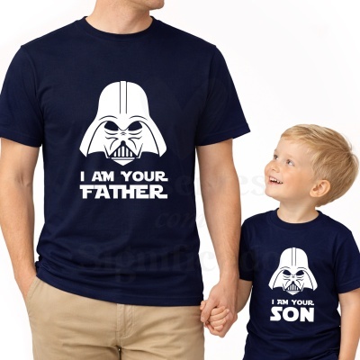 T-shirts azuis para pai e filho com estampa branca de Darth Vader e texto respectivo.