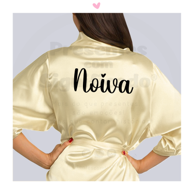 Robe creme de cetim com texto 'Noiva' impresso nas costas