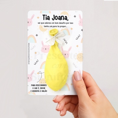 Cartão com balão amarelo e padrão de coelhos, arco-íris e sol