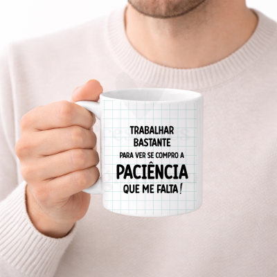 Caneca branca com texto em português sendo segurada por uma mão