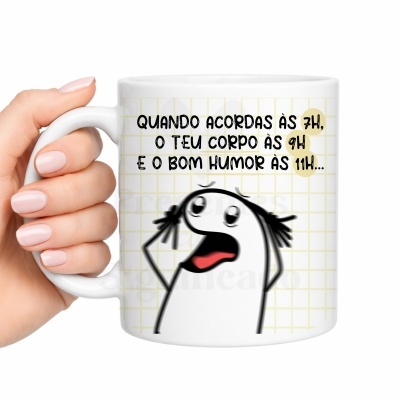 Caneca branca com texto humorístico em português e personagem animado
