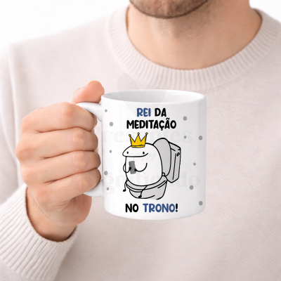 Caneca branca com ilustração e texto REI DA MEDITAÇÃO NO TRONO!.