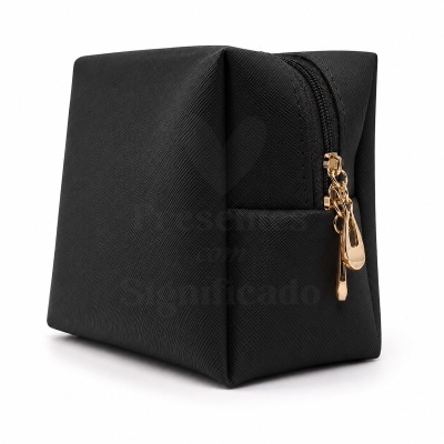 Nécessaire preta com textura e fecho dourado