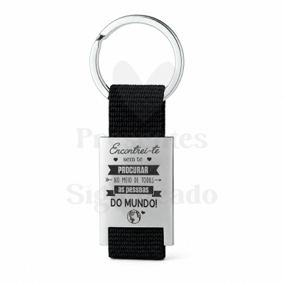 Porta-chaves com placa metálica prateada e fita preta com texto gravado