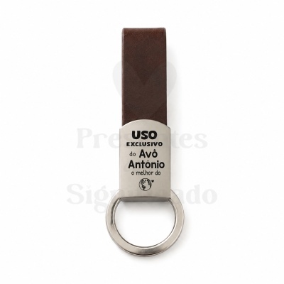 Chaveiro de couro castanho com base metálica prateada e texto gravado para avô António.