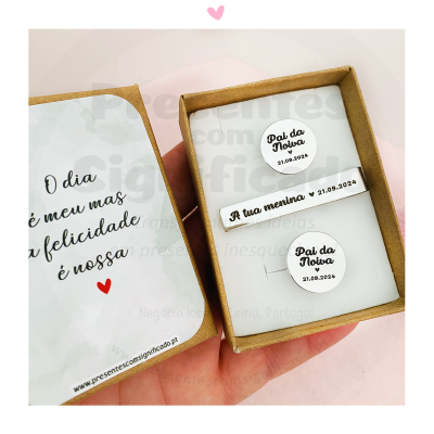 Conjunto de bottons brancos em caixa de presente castanha com texto preto