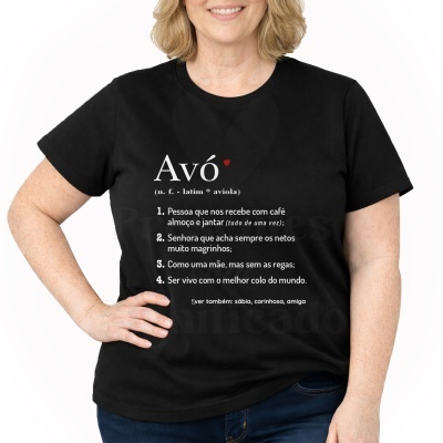 T-shirt preta com texto em português sobre o significado de Avó e um pequeno coração vermelho