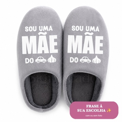Chinelos cinza com texto branco e ícones em fundo branco