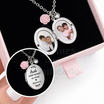Colar medalhão oval prateado com fotos e pendentes rosa em caixa